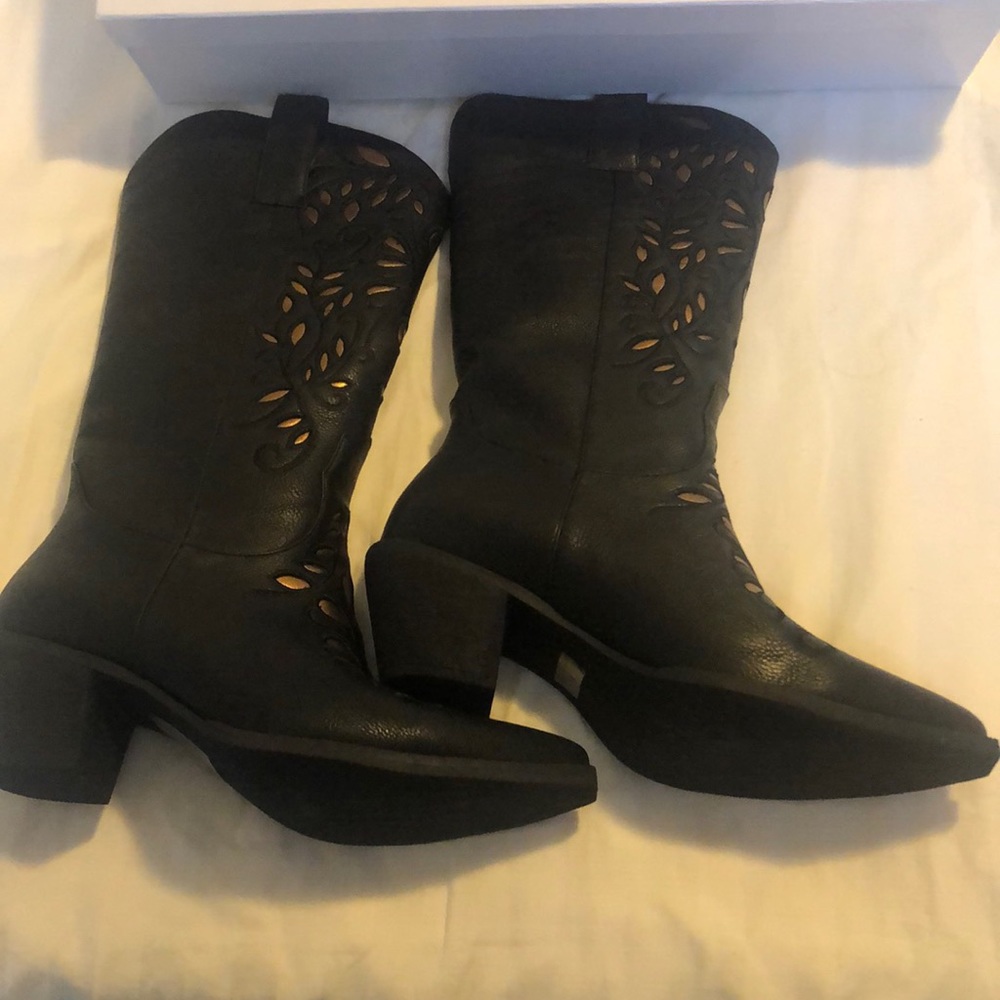 Cow girl boots new not used.